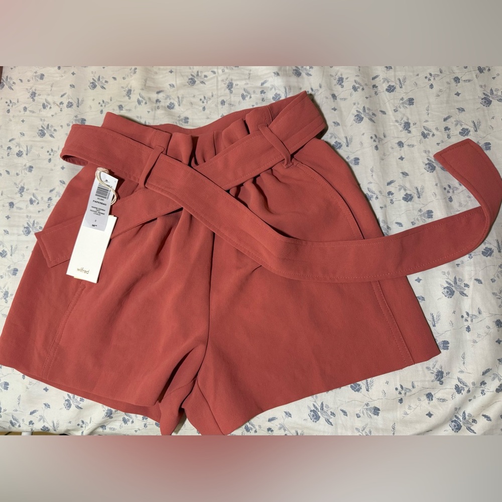 High-waist short with tie in warm sienna red
